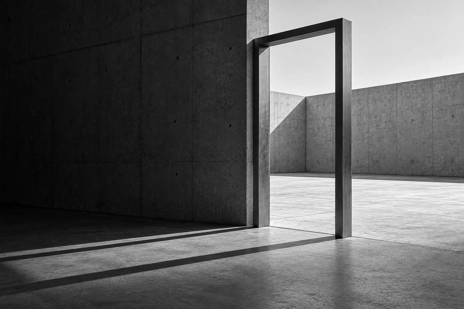 Portal de concreto aberto em um pátio vazio